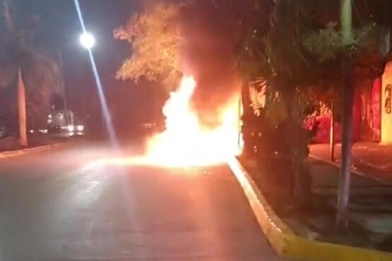 Taquería y camioneta son quemadas; denuncian extorsión